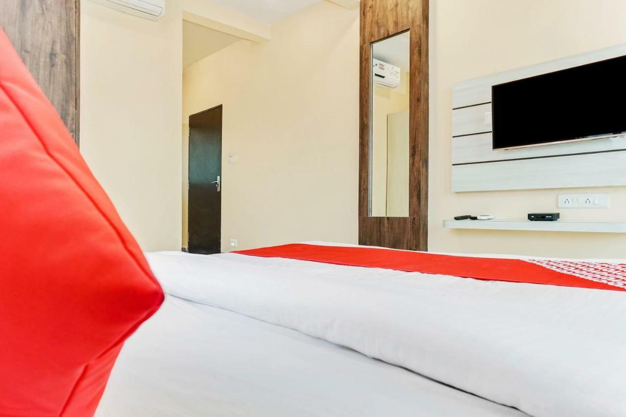 Oyo 29634 Hotel Navalai Pride Ratnāgiri Exteriör bild